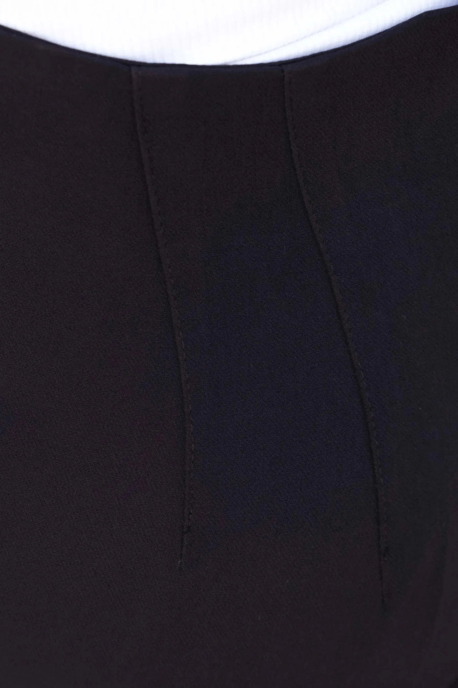 Zoom sur les finitions du pantalon à pince femme noir, illustrant son design soigné et son confort optimal.