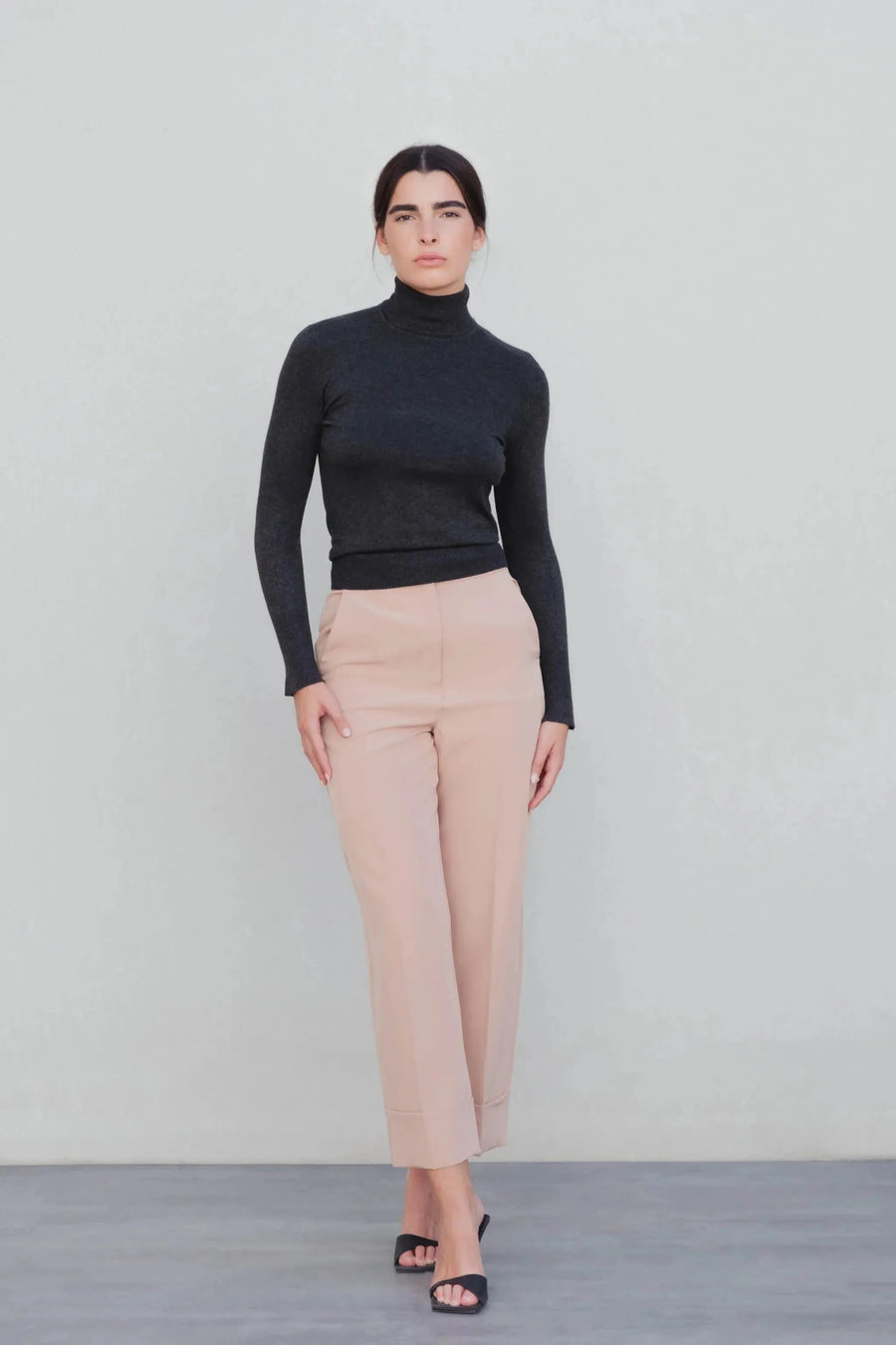 Pantalon large à pinces revers vue de profil