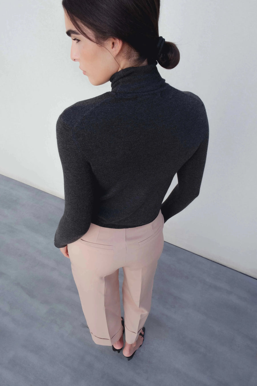 Pantalon large à pinces revers détail du produit