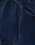 Détail du nouage à la taille du pantalon fluide effet denim, soulignant le confort du jean élastique femme.