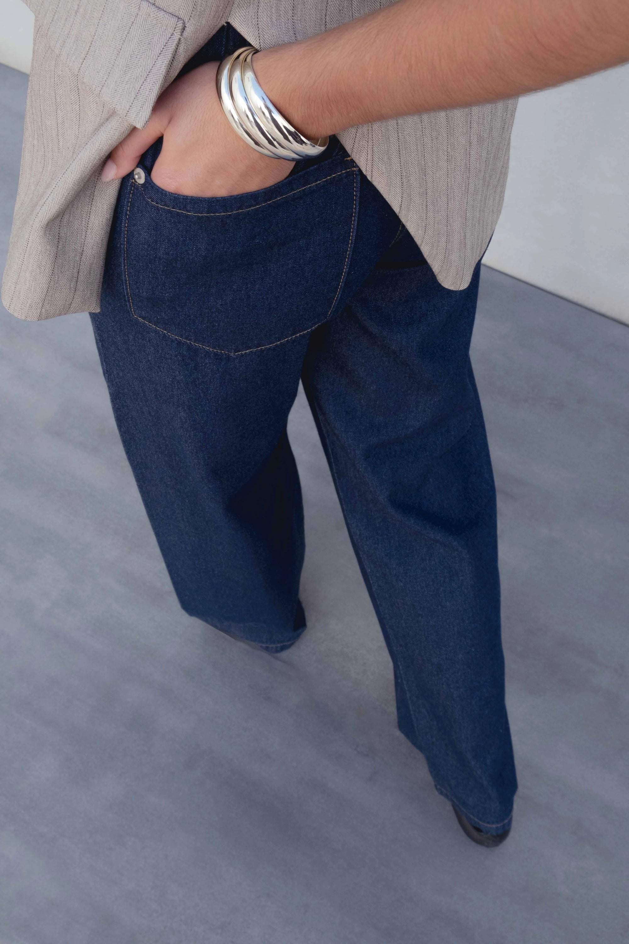 Vue arrière du pantalon fluide effet denim sur une femme, illustrant le design du jean élastique femme.