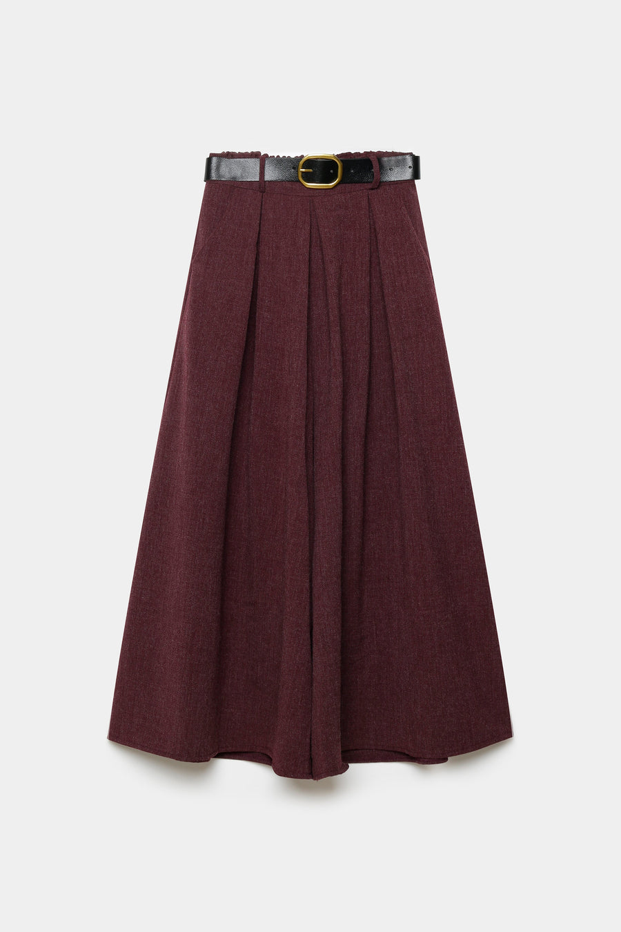 Femme debout ayant un look élégant avec un pantalon large taille haute femme en gris, portant un haut noir.