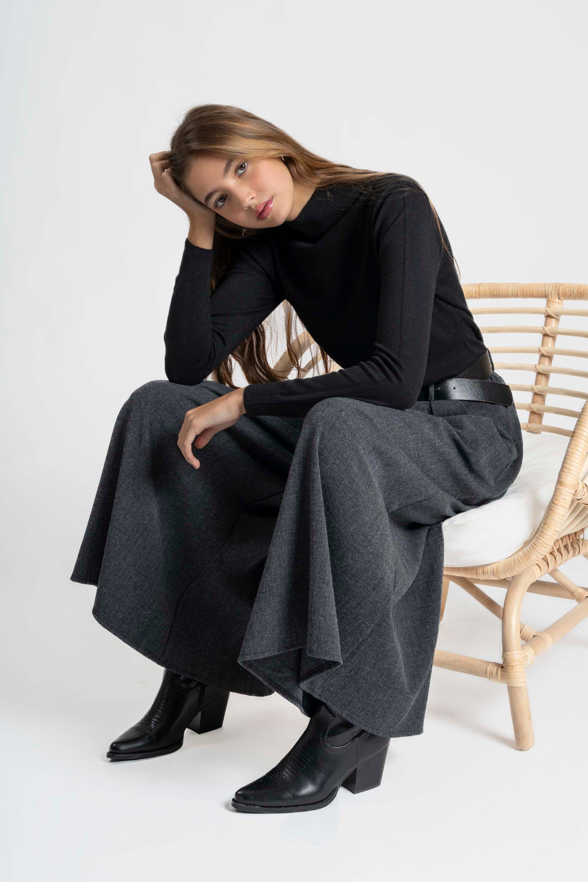 Pantalon large taille haute femme en gris exposé sur un fond neutre, soulignant sa coupe chic.