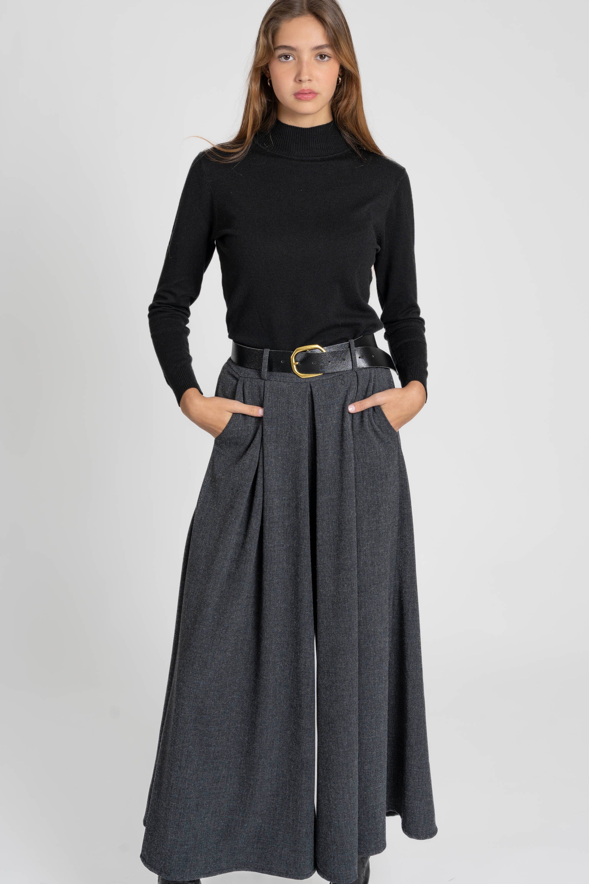 Femme en premier plan avec un pantalon large taille haute femme, soulignant la ceinture et la fluidité.