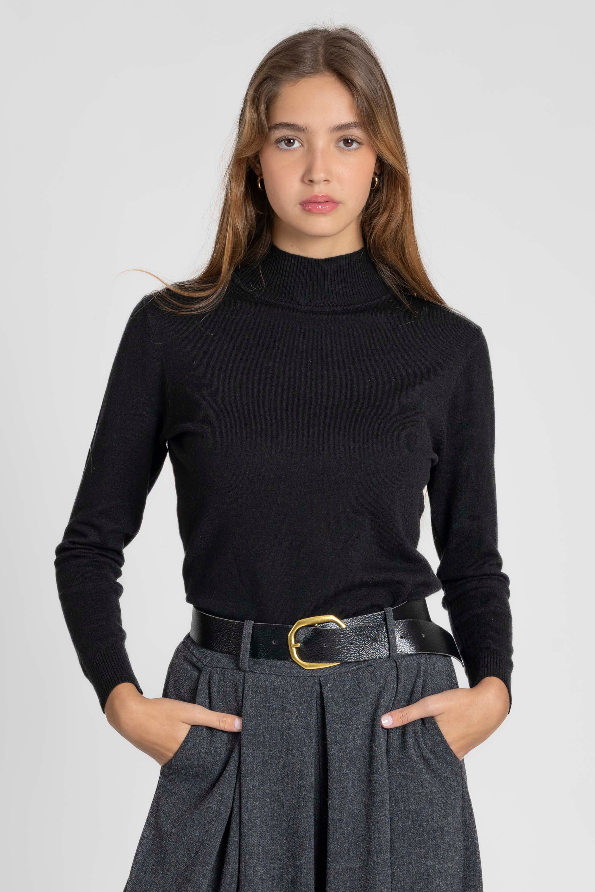 Femme prenant la pose avec un pantalon large taille haute femme gris, mettant en avant la taille haute.