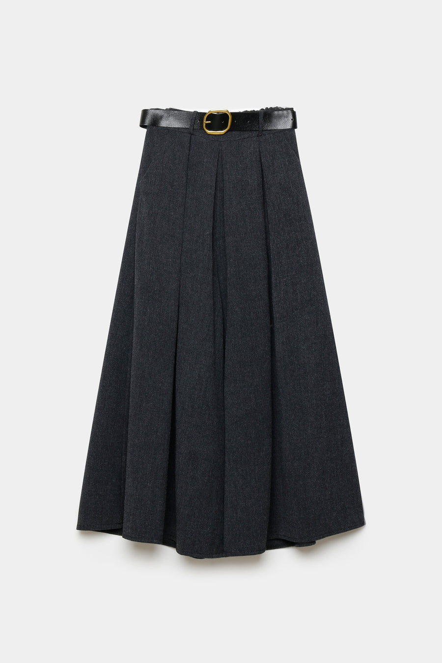Femme avec un look casual et chic en pantalon large taille haute femme en gris.