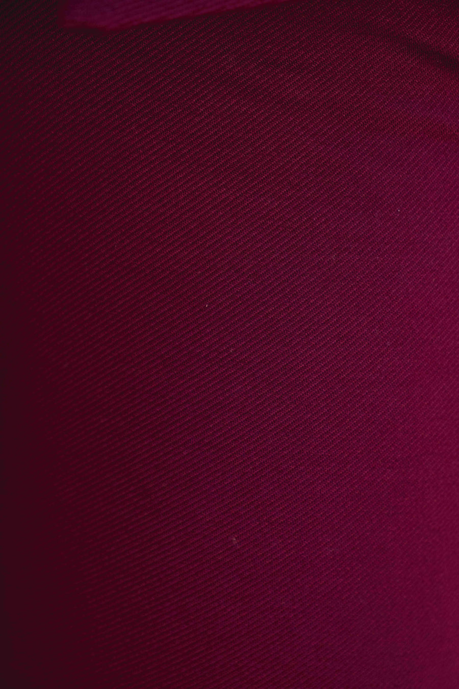 Gros plan sur la texture bordeaux du pantalon en maille texturée taille haute flare viscose, idéal pour mettre en valeur le confort et le style du pantalon maille femme.