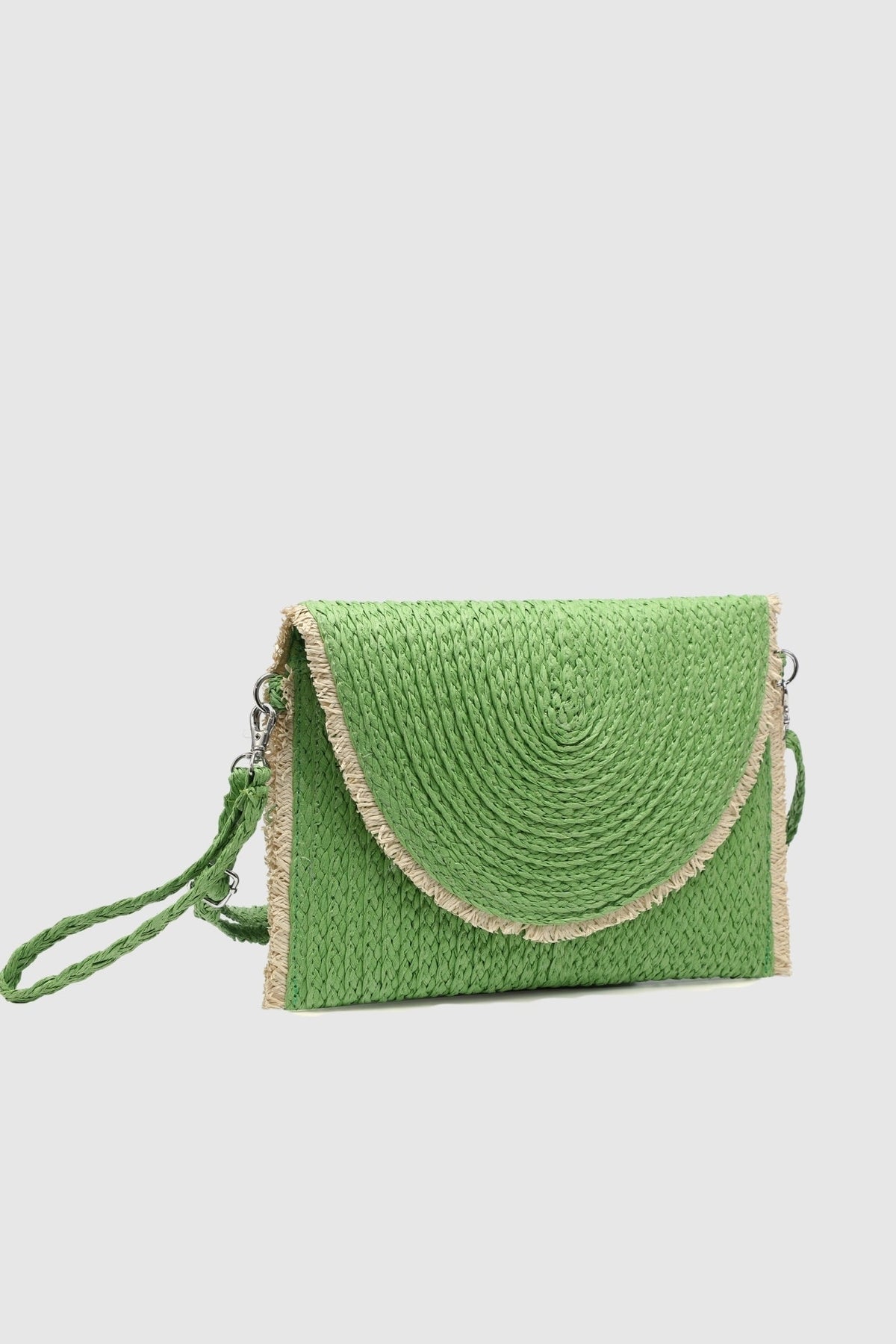 Pochette en raphia vert olive vue de trois quarts, rabat bordé de beige