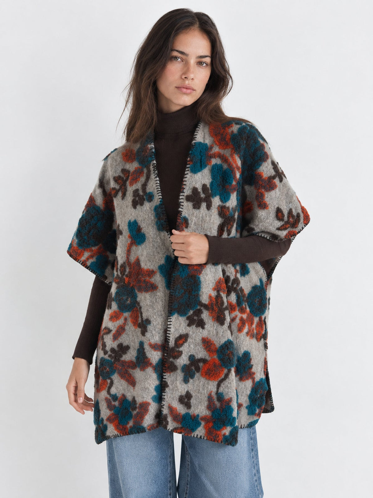 Poncho en laine floral beige ouvert devant