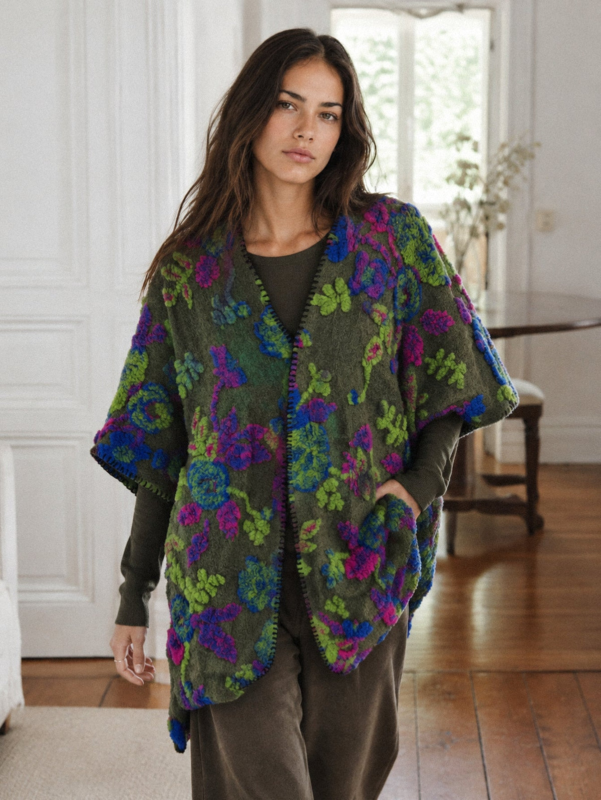 Poncho vert porté en intérieur