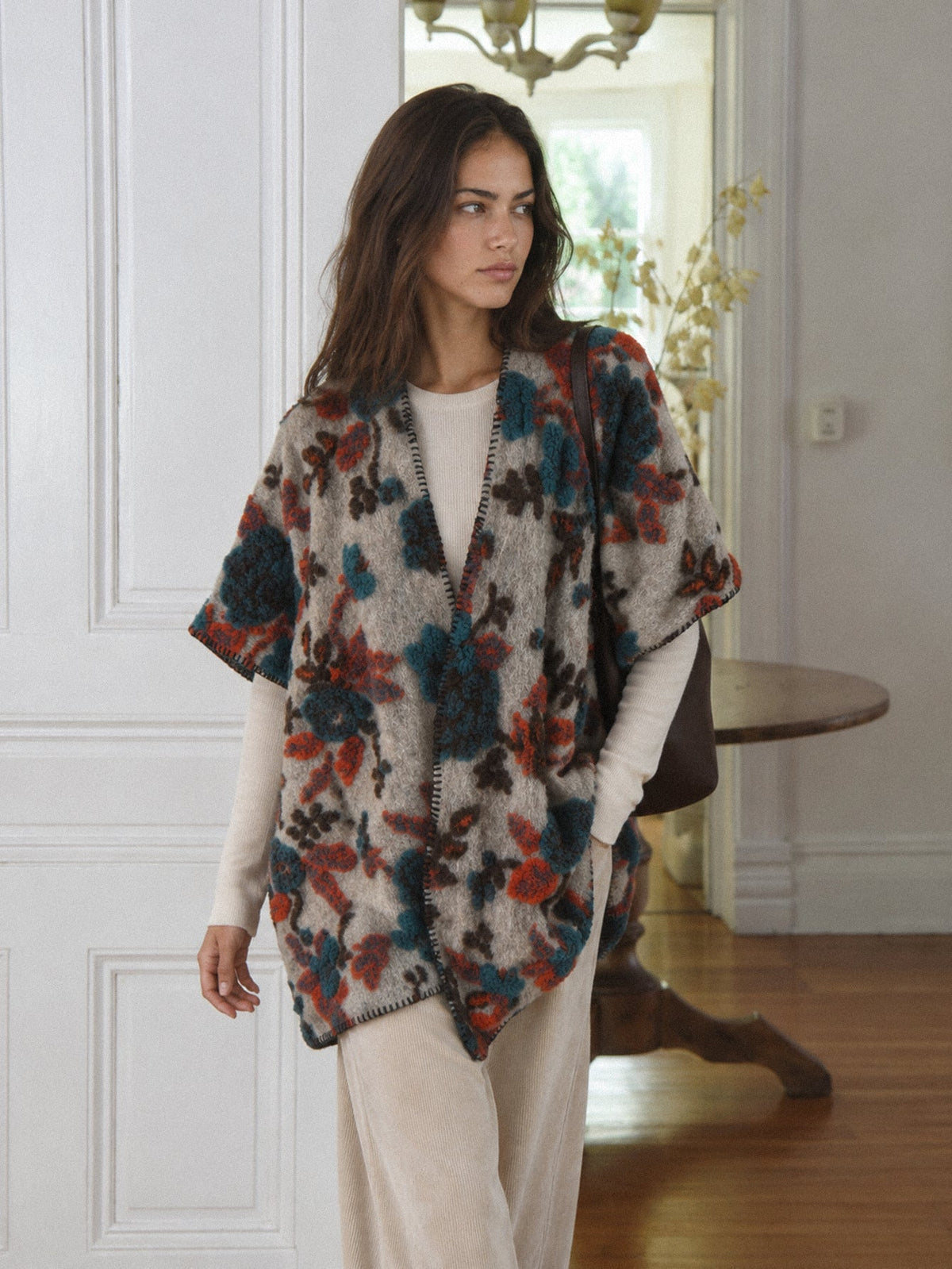 Poncho en laine beige porté en intérieur
