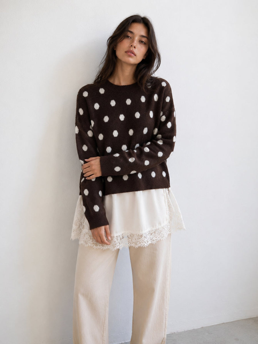 Pull à pois marron avec bas satiné et dentelle, vue de face portée