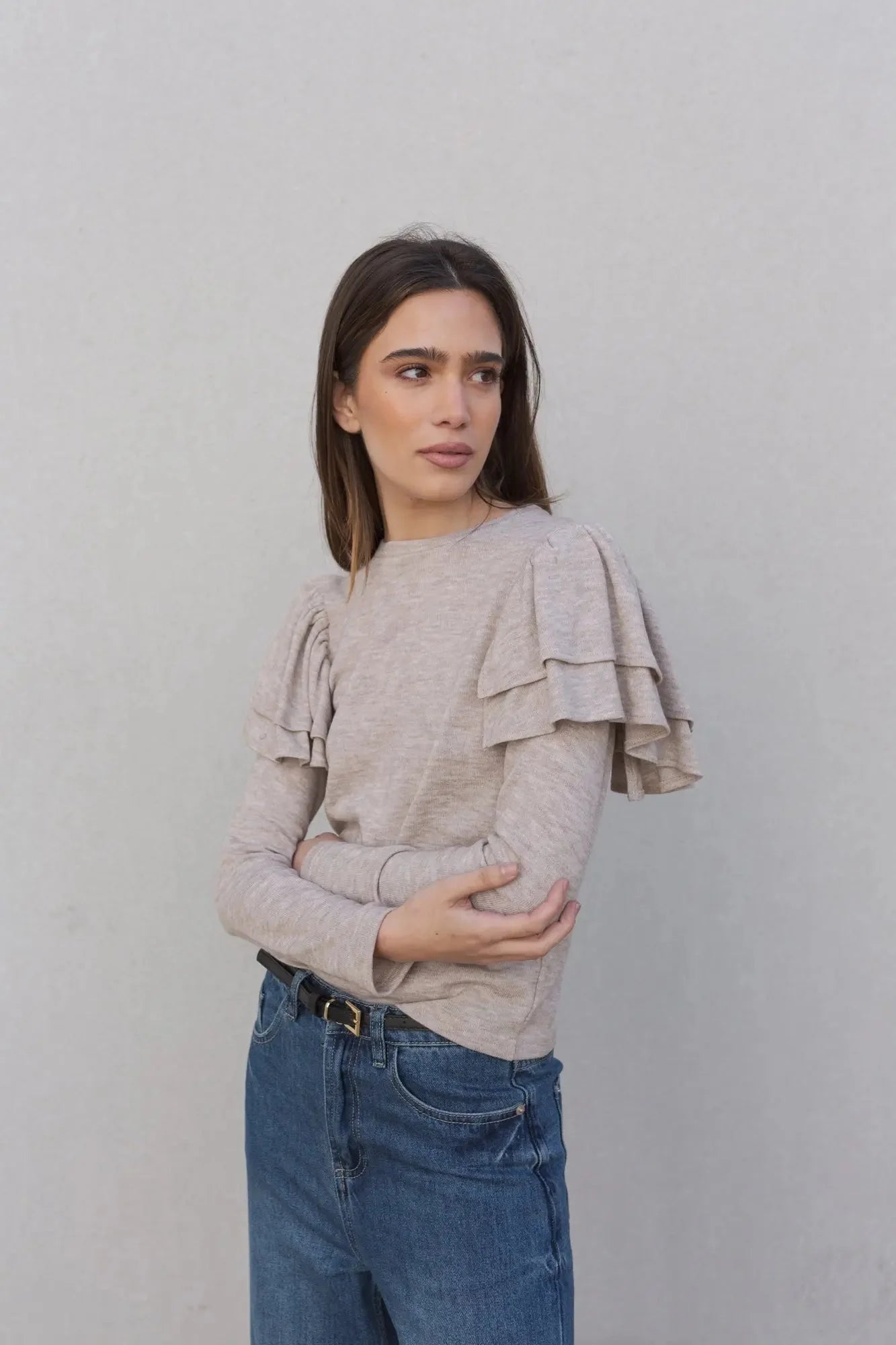 Pull à volants beige clair avec manches longues et épaules à volants élégants