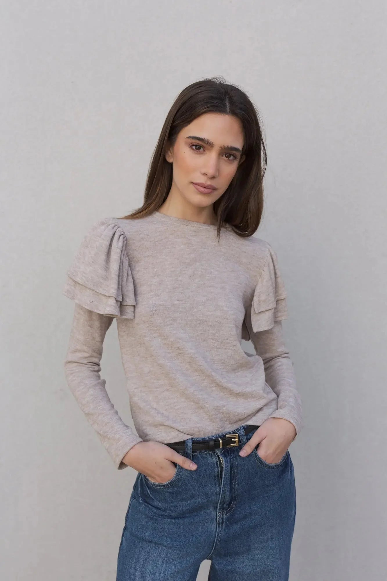 Pull à volants beige clair pour femme avec épaules à volants et jean bleu