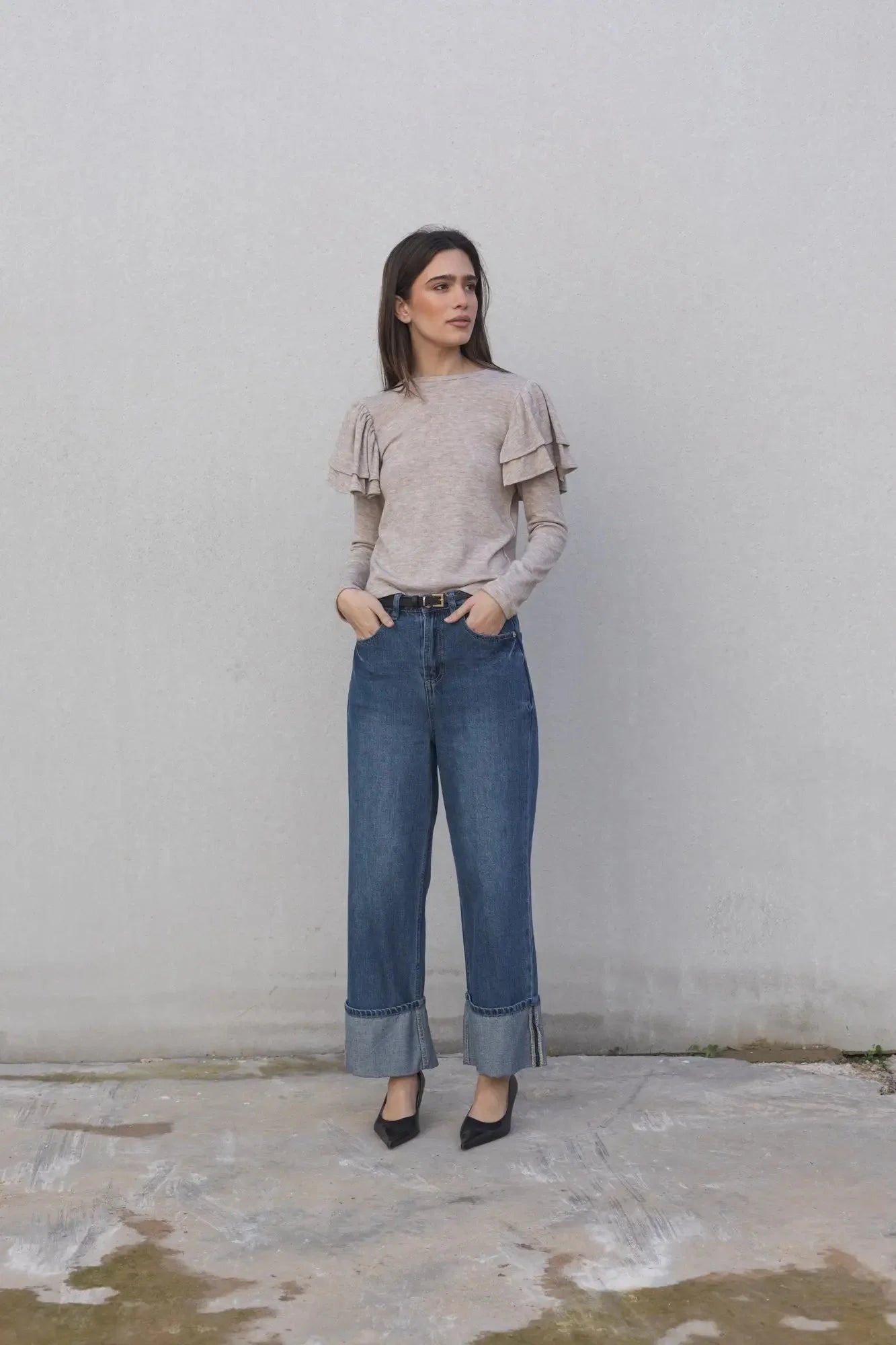 Pull à volants beige clair avec manches longues, top féminin associé à jeans bleus