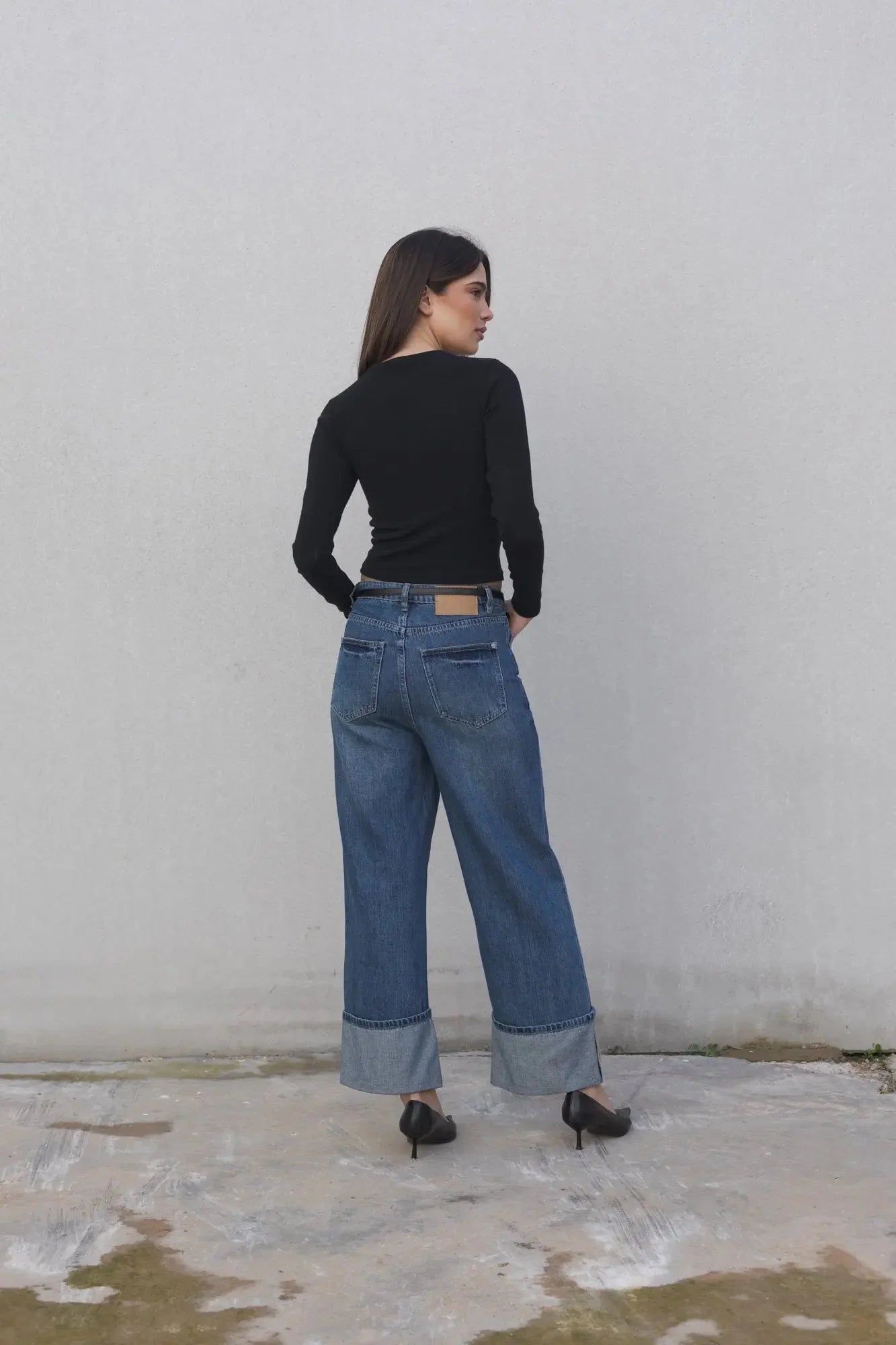Femme portant un pull basique col rond à manches longues et jeans wide-leg