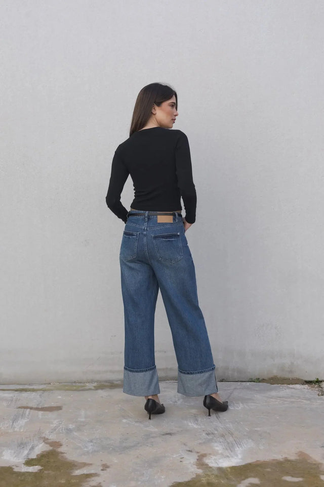 Pull ajusté femme col rond manches longues en polyester et viscose - Noir et Beige, vue arrière d'un modèle féminin portant un pull noir ajusté.