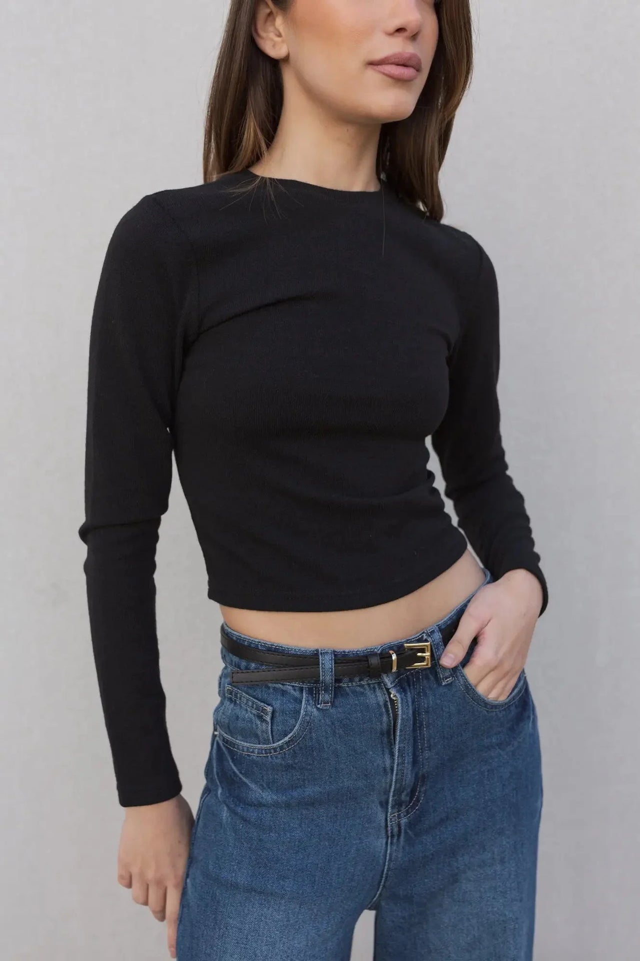 Pull ajusté femme col rond manches longues en polyester et viscose - Noir et Beige, modèle féminin en gros plan portant un pull noir ajusté.