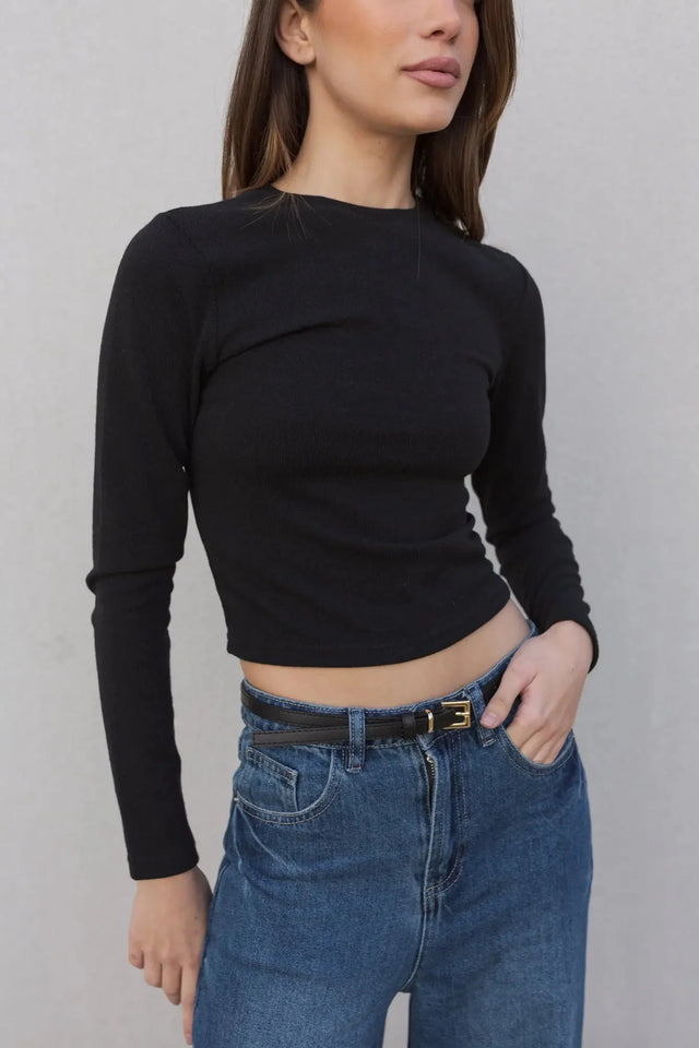 Pull ajusté femme col rond manches longues en polyester et viscose - Noir et Beige, modèle féminin en gros plan portant un pull noir ajusté.