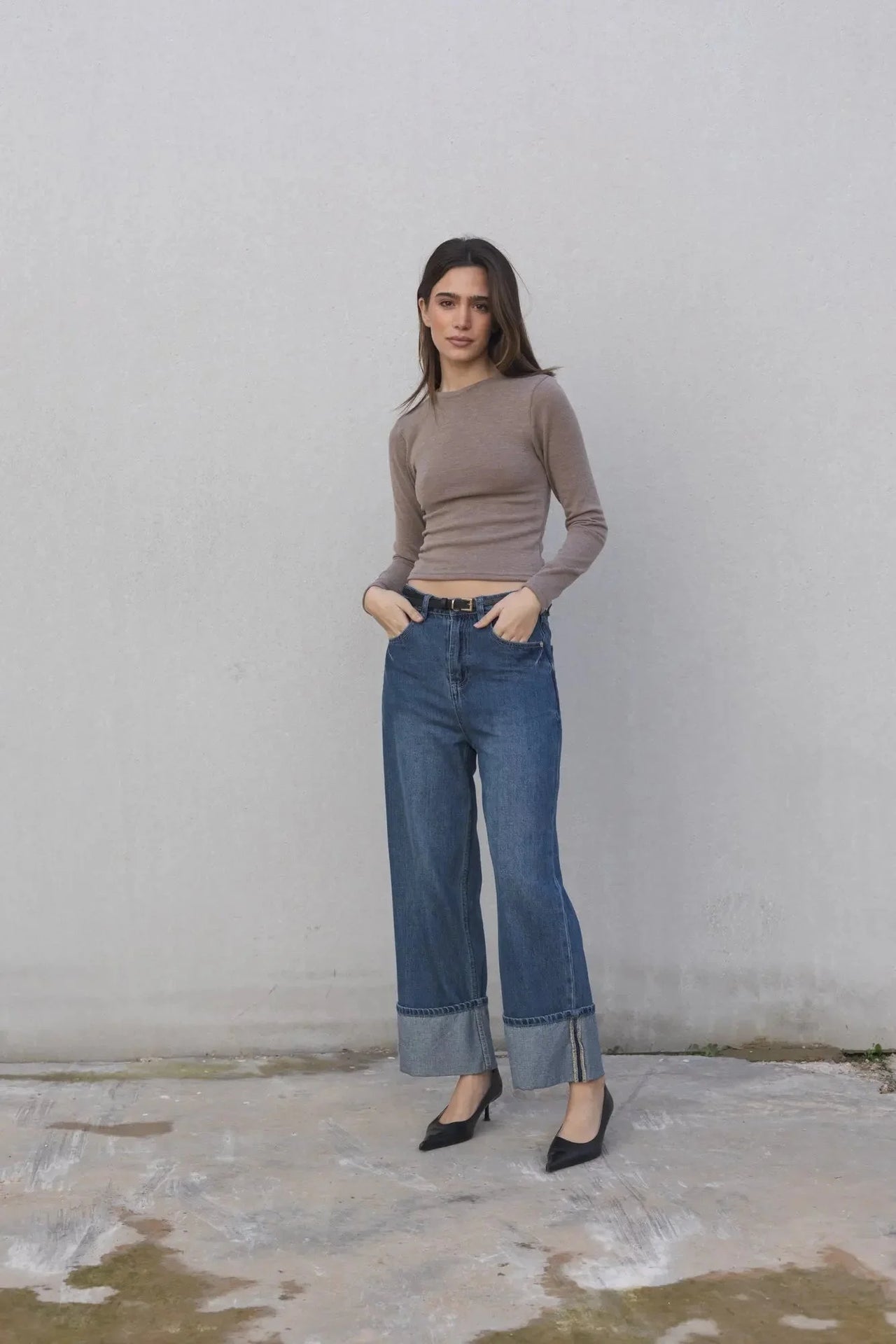 Pull ajusté femme col rond manches longues en polyester et viscose - Noir et Beige, modèle féminin vue de face avec pull beige et jeans bleu.