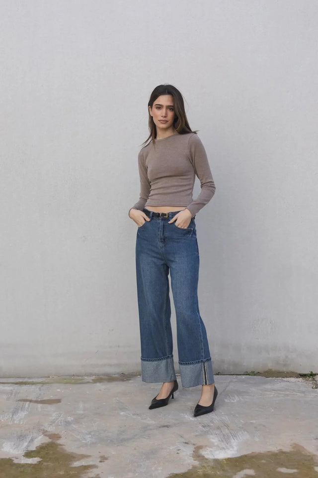 Pull ajusté femme col rond manches longues en polyester et viscose - Noir et Beige, modèle féminin vue de face avec pull beige et jeans bleu.