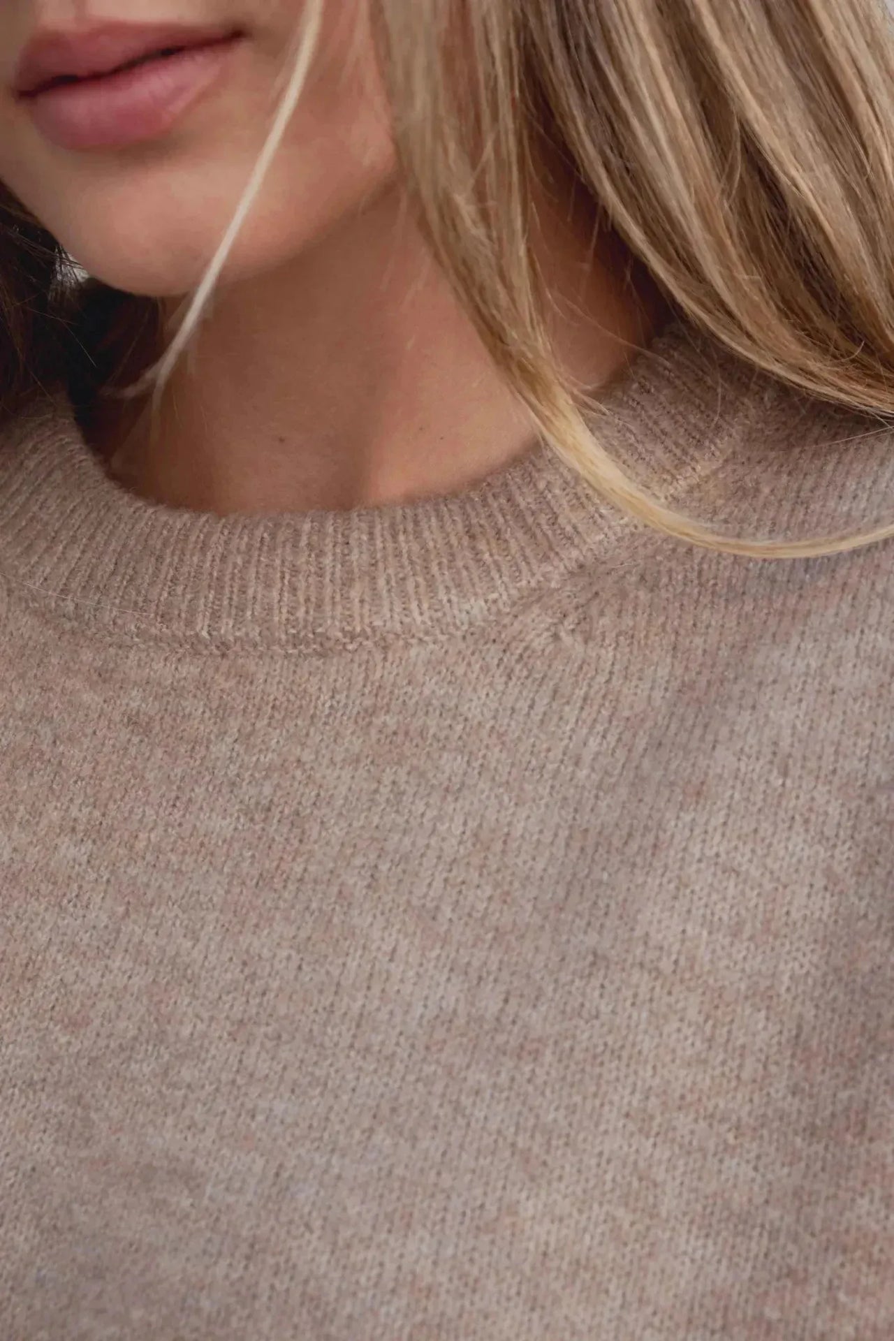 Gros plan sur le pull laine femme col rond marron, mettant en avant la douceur de la matière.