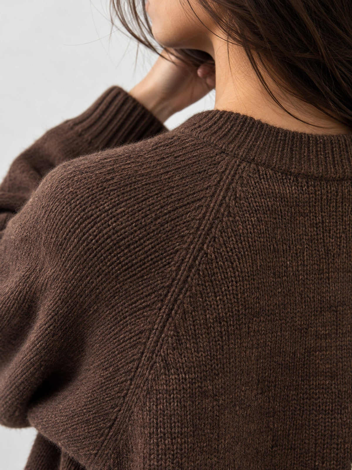 pull raglan marron détail épaule
