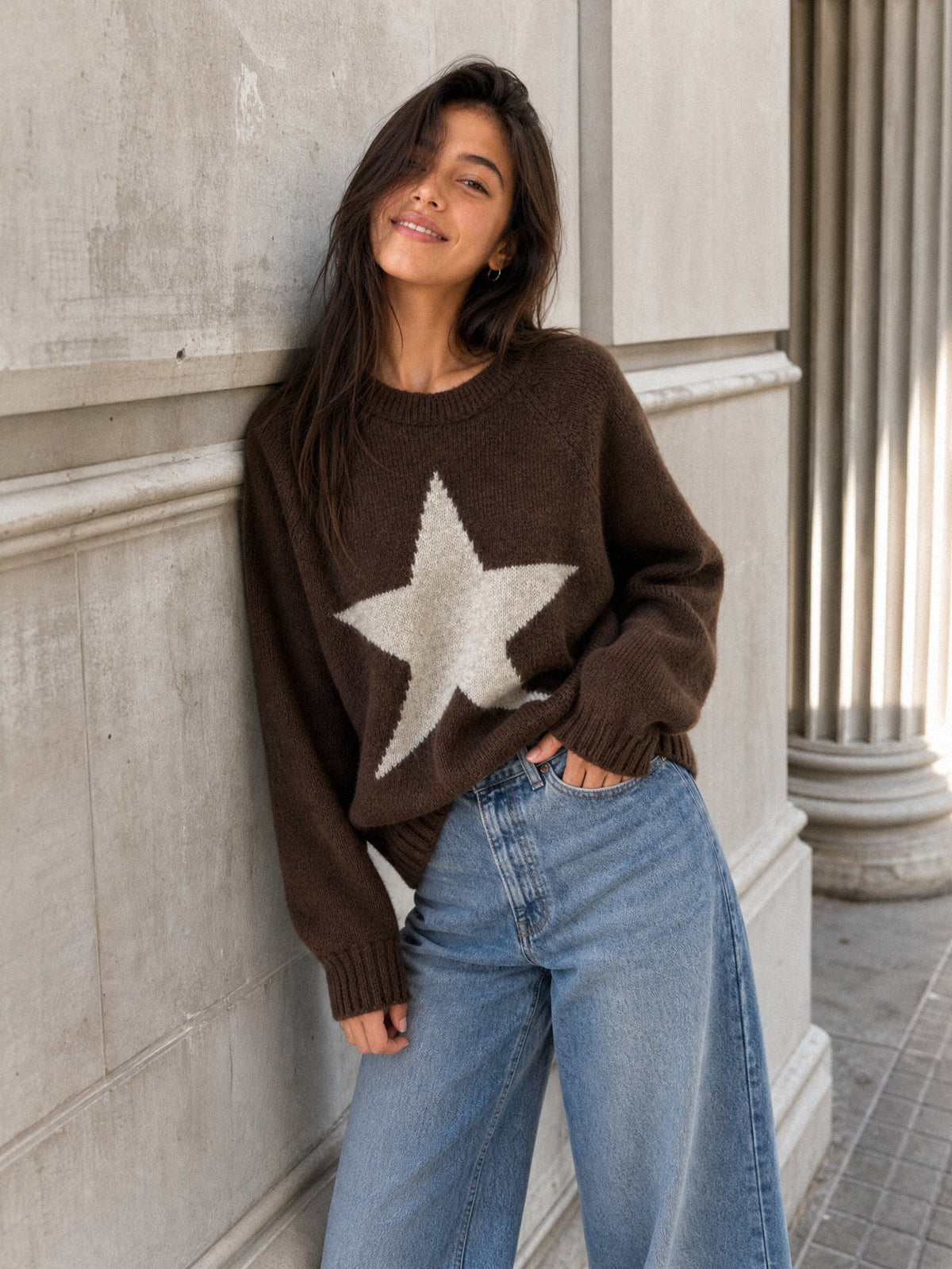 pull étoile col rond marron pose urbaine
