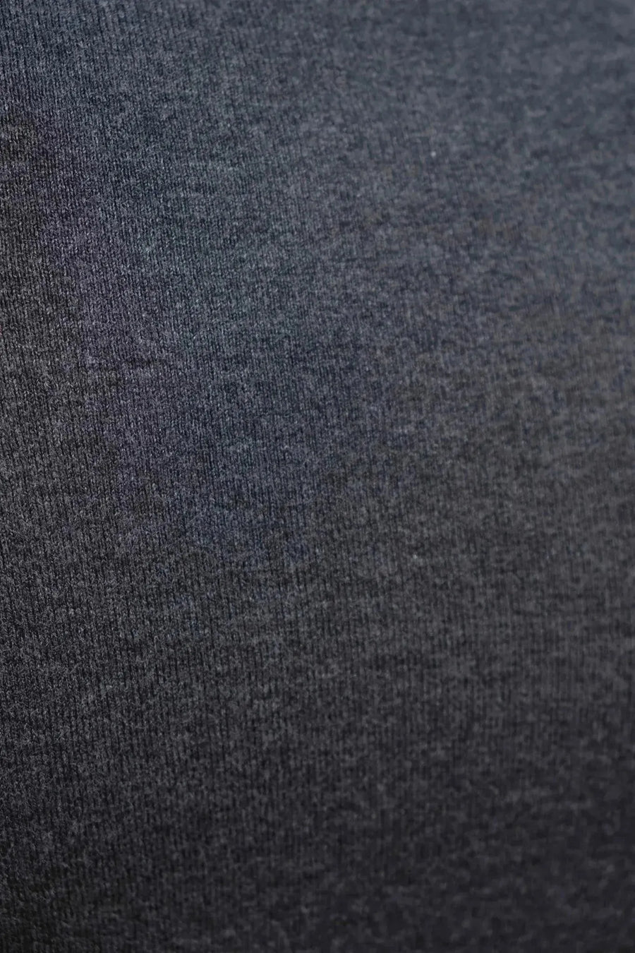 Détail de la matière du pull col roulé femme gris foncé, illustrant la qualité de la maille douce.