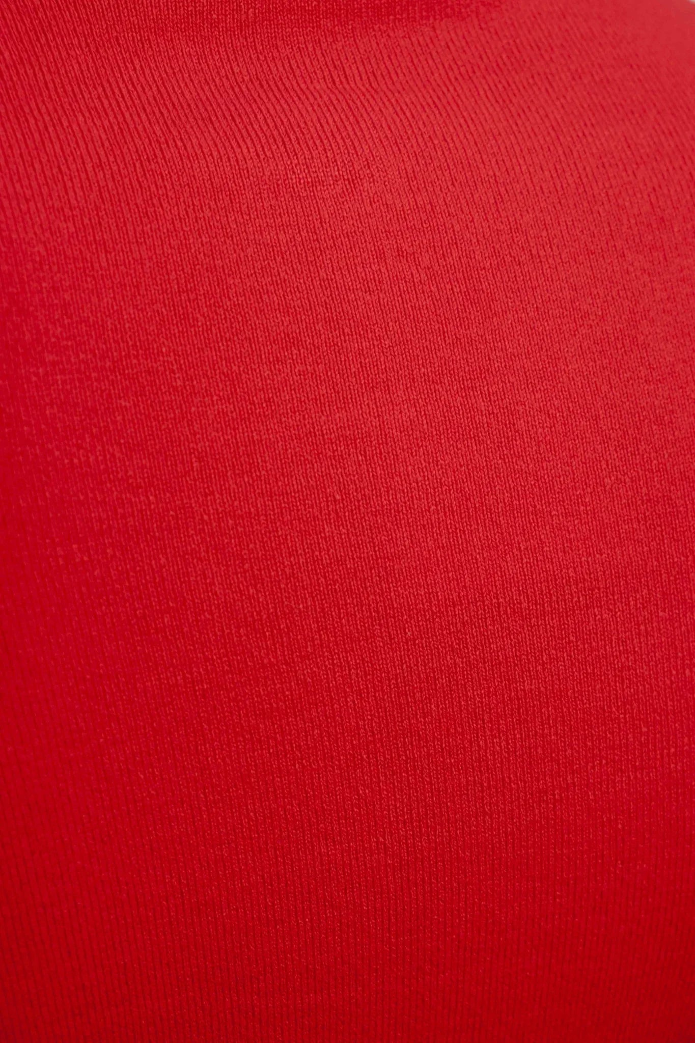 Texture rouge du pull col roulé en maille fine, tissu doux et élégant