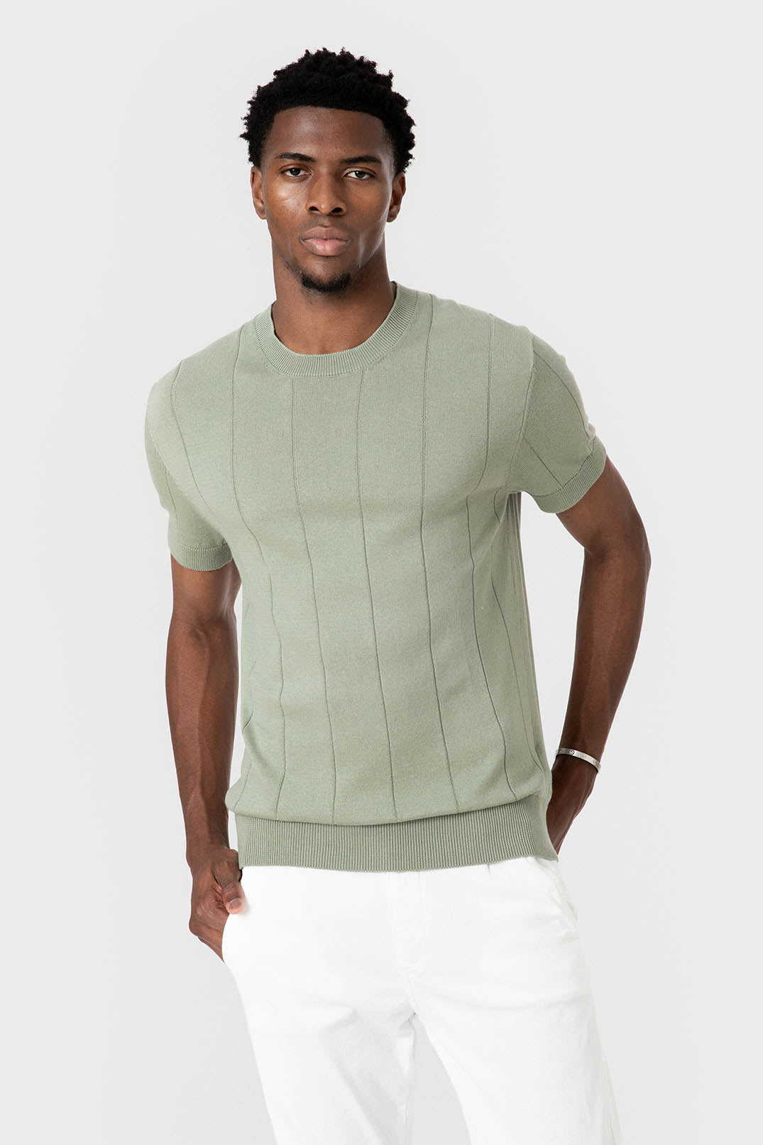 Pull vert sauge à côtes manches courtes porté de face