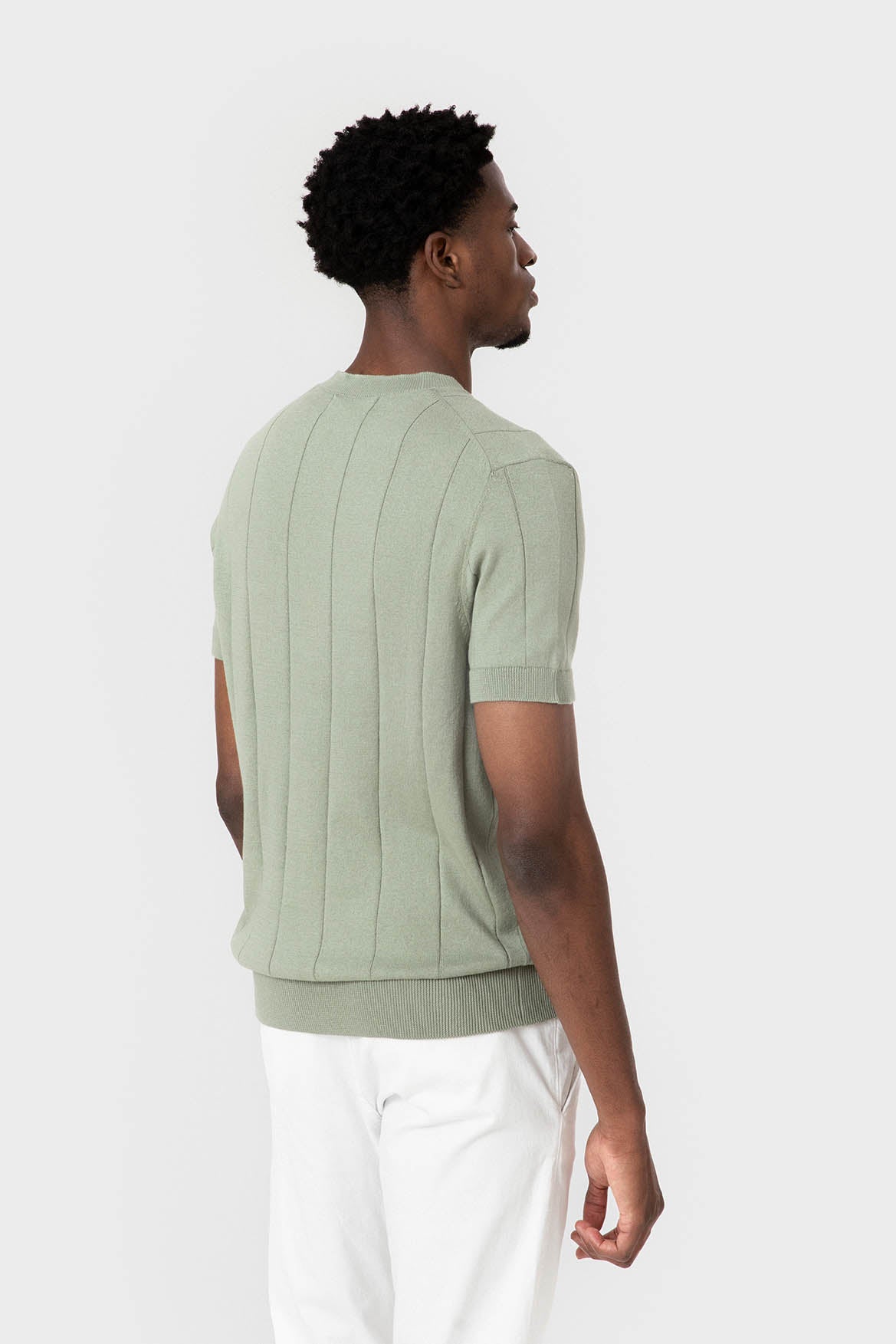 Pull vert sauge à côtes dos porté