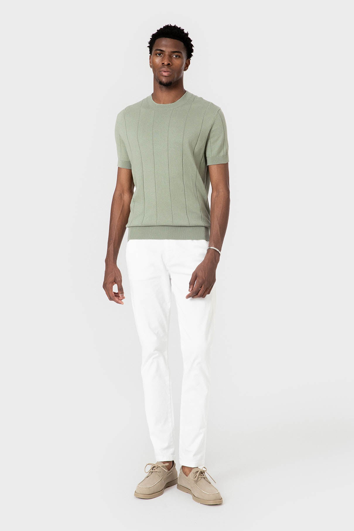 Silhouette complète portant le pull vert sauge manches courtes