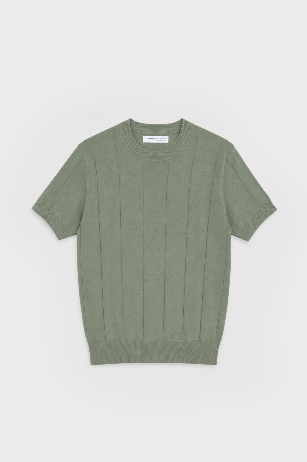 Pull vert sauge à plat devant