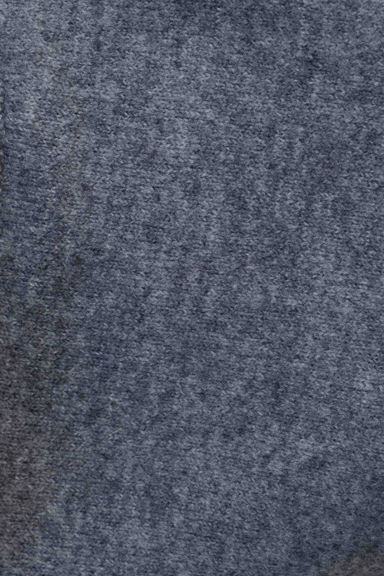 Texture du pull col roulé femme gris, soulignant son confort et sa qualité.