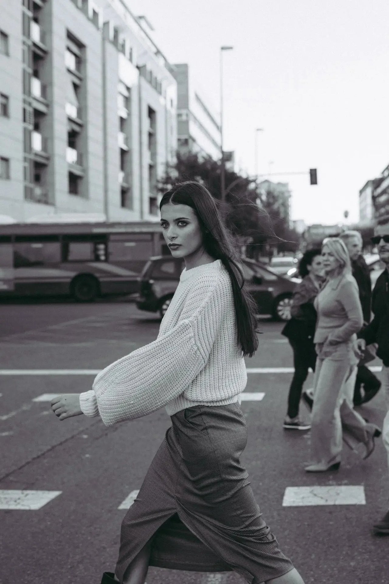 Pull Laine Femme Oversize à Manches Ballon - Femme en pull laine femme beige marchant avec assurance dans la rue.