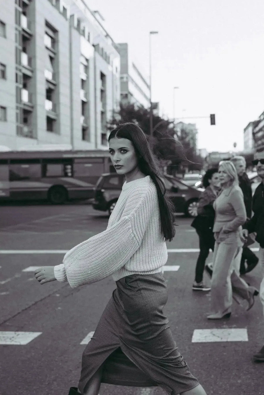 Pull Laine Femme Oversize à Manches Ballon - Femme en pull laine femme beige marchant avec assurance dans la rue.