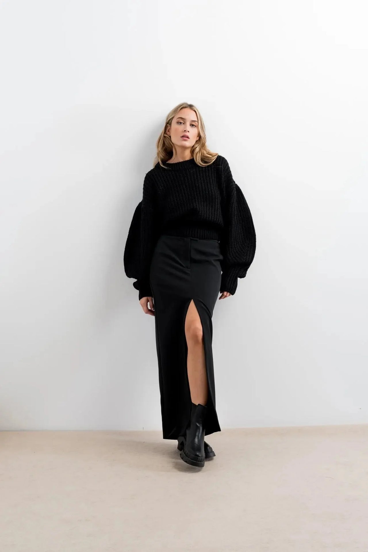 Pull Laine Femme Oversize à Manches Ballon - Femme avec un pull laine femme noir, look chic avec une jupe.