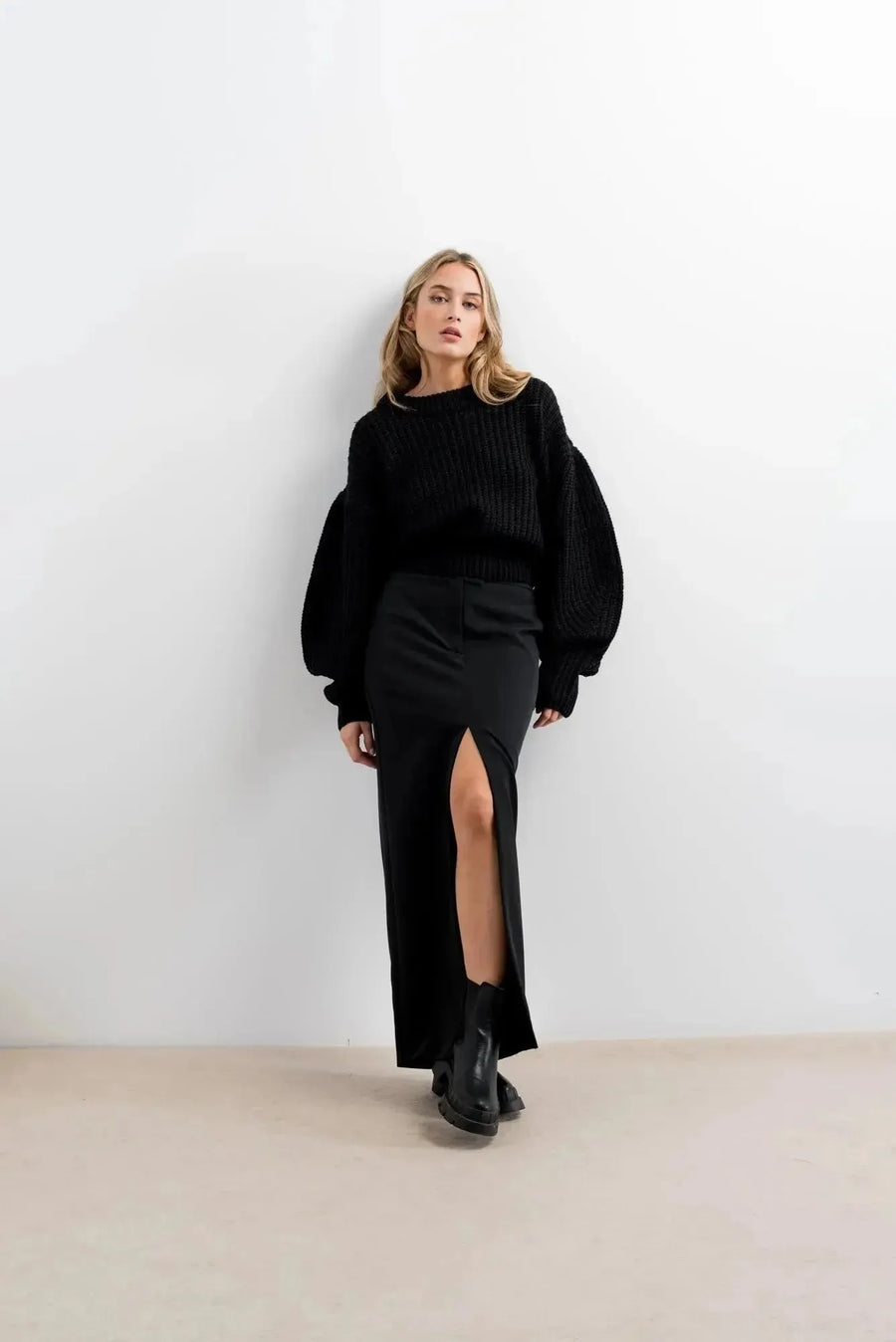 Pull Laine Femme Oversize à Manches Ballon - Femme avec un pull laine femme noir, look chic avec une jupe.