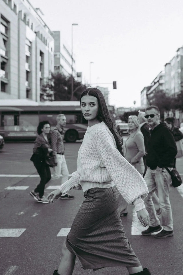 Pull Laine Femme Oversize à Manches Ballon - Femme marchant dans la rue avec un pull laine femme beige, ambiance urbaine.