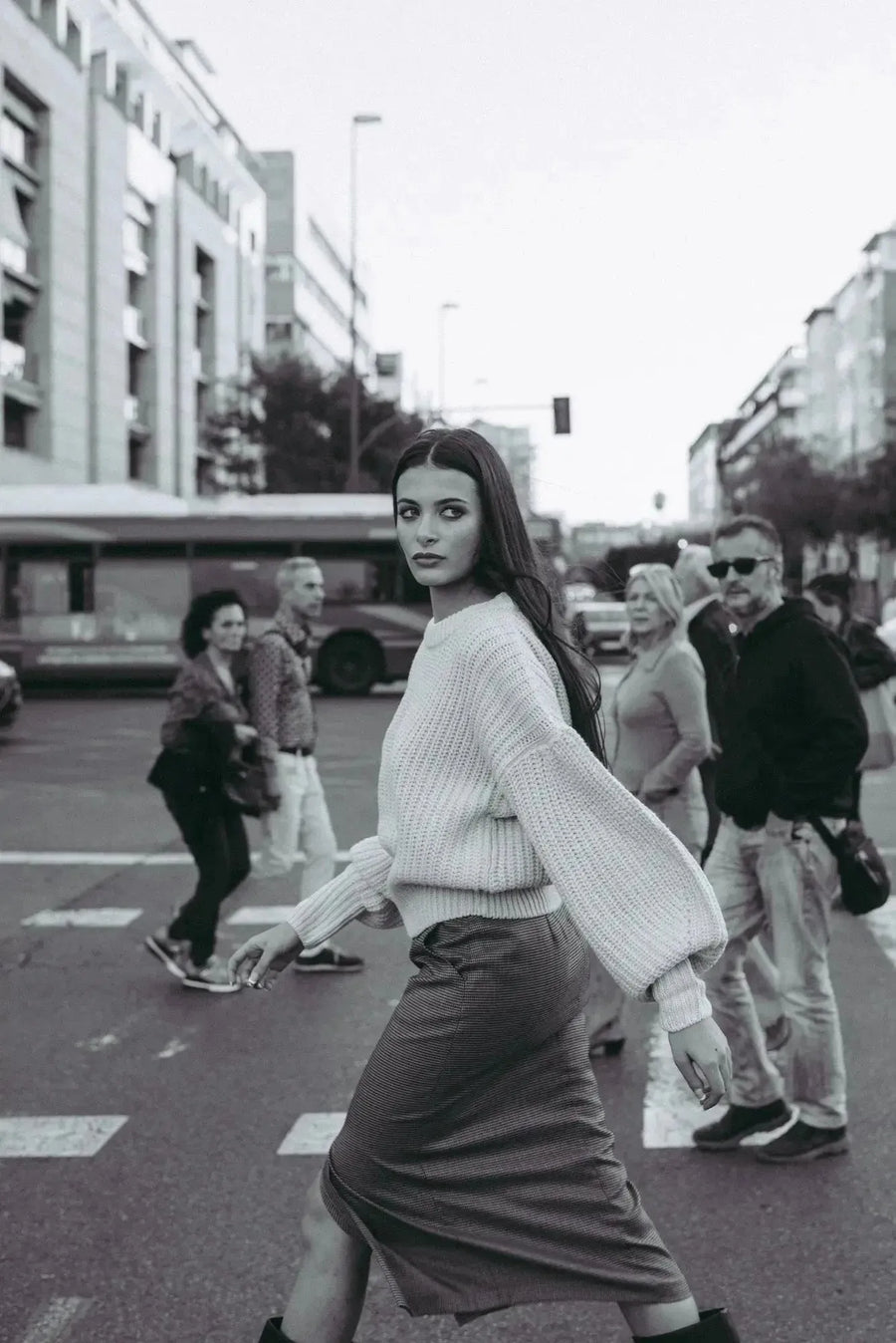 Pull Laine Femme Oversize à Manches Ballon - Femme marchant dans la rue avec un pull laine femme beige, ambiance urbaine.