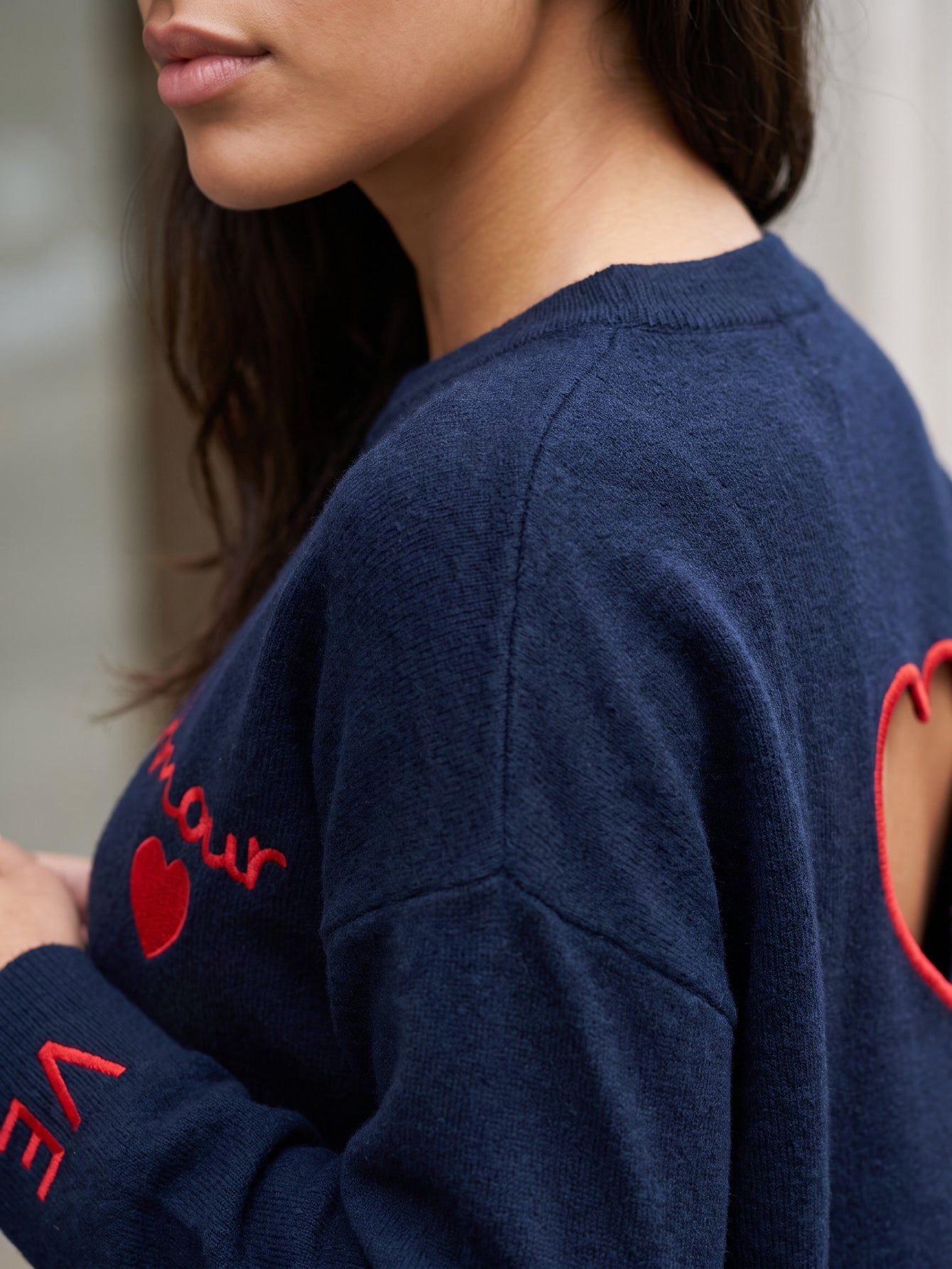 Pull détail LOVE aux poignets