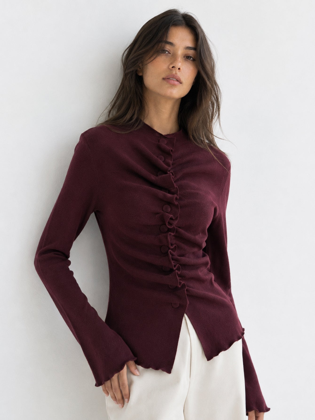 Pull en maille bordeaux fronces et boutons recouverts