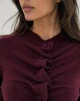 Dos du pull en maille bordeaux