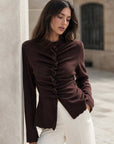 Pull chocolat col rond froncé