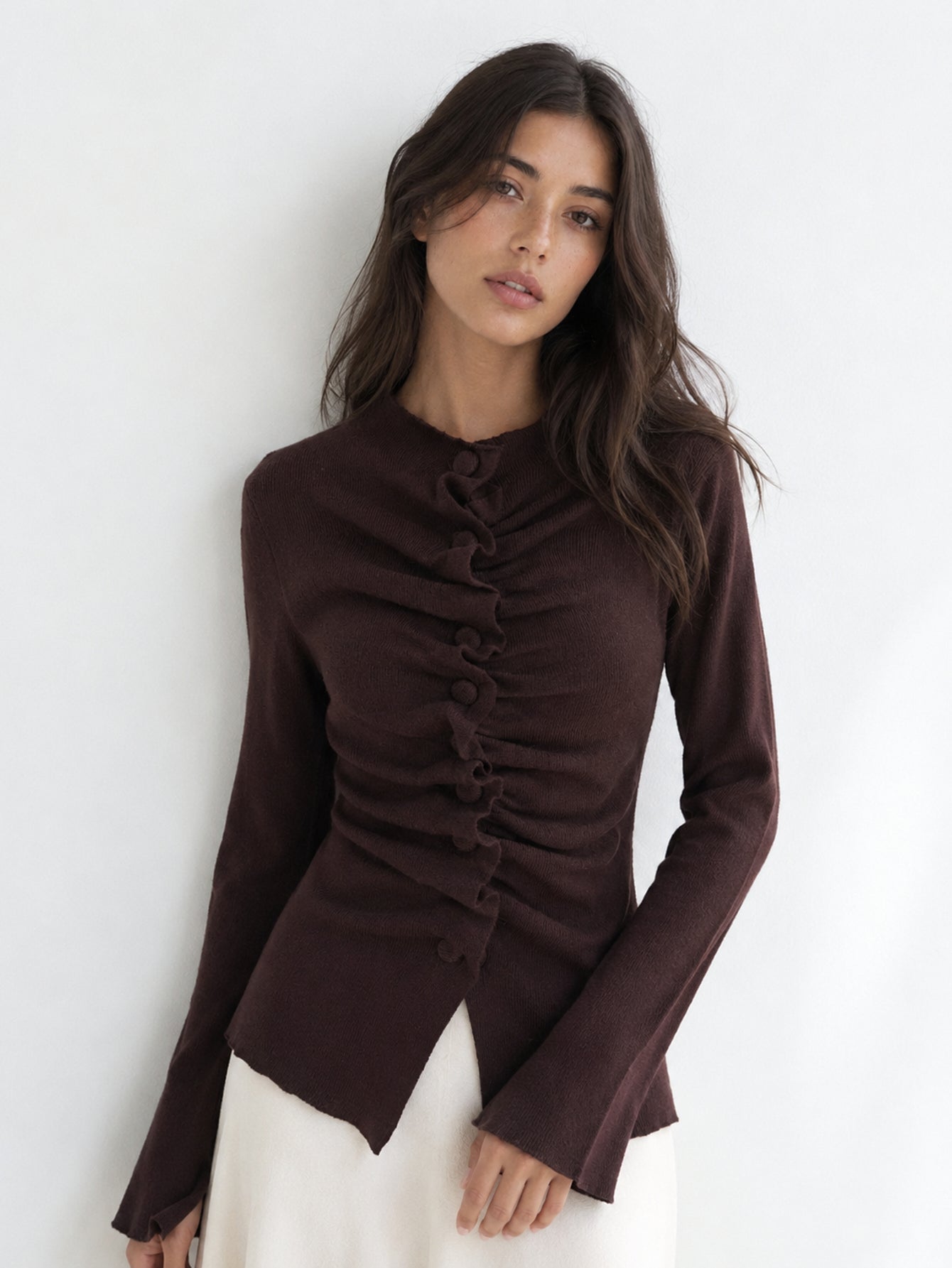 Pull chocolat en maille fine fronces devant