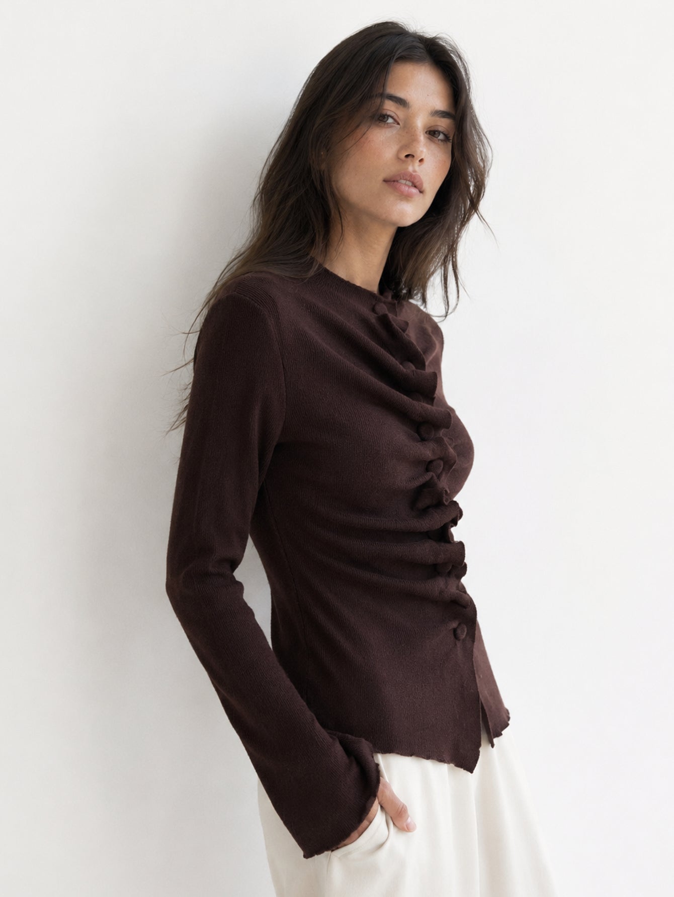 Pull chocolat coupe cintrée