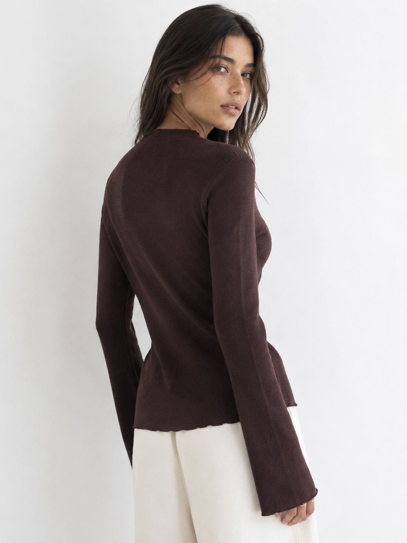 Pull chocolat manches légèrement évasées