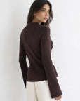 Pull chocolat manches légèrement évasées