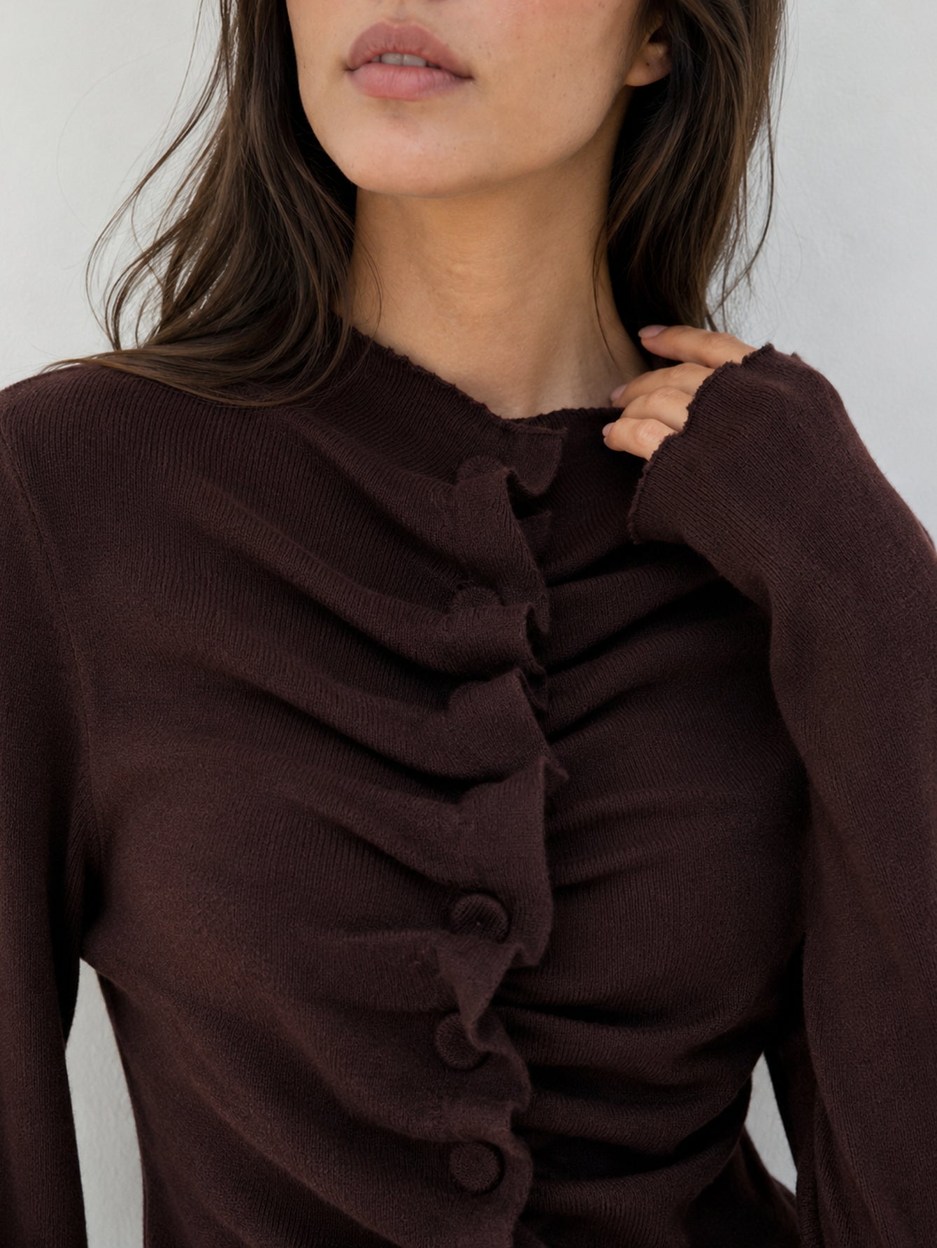 Dos du pull en maille chocolat
